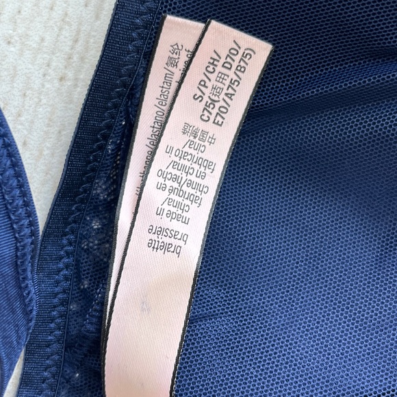 Victoria’s Secret Front Close Navy Lace Bralette. NWOT. Size: S - Picture 6 of 6